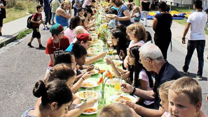 Beim Spaghetti-Schlemmen wurde Gemeinschaft gro&szlig;geschrieben. Foto: Iso