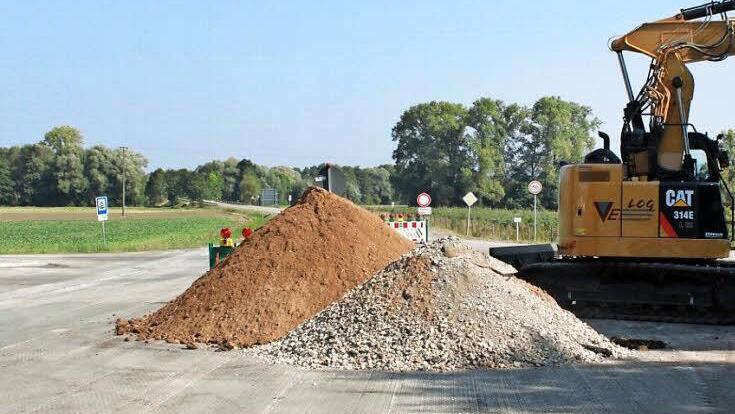 Im Kreuzungsbereich der Kreisstraßen BA 21 und BA 29 ist der Belag bereits abgefräst, die Querung soll aber jederzeit möglich bleiben.