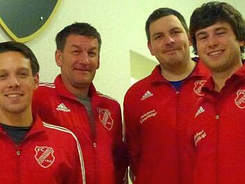 Stephan Schleiwies (2. v. l.) wurde beim FC Leutenbach von Sportlicher Leiter Christian Kraft, Spielertrainer Hannes Messingschlager und Vorsitzendem Daniel Drummer (v. l.) in Empfang genommen. Foto: privat