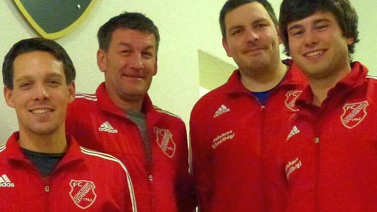 Stephan Schleiwies (2. v. l.) wurde beim FC Leutenbach von Sportlicher Leiter Christian Kraft, Spielertrainer Hannes Messingschlager und Vorsitzendem Daniel Drummer (v. l.) in Empfang genommen. Foto: privat