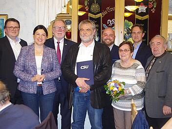 Die Kronacher CSU ehrte langj&auml;hrige Mitglieder. Das Bild zeigt (vorne von links) Stadtverbandsvorsitzenden Bernd Liebhardt, Ortsvorsitzende Angela Hofmann, MdB Hans Michelbach, Jubilar Franz Josef Wich, Stadtrats-Fraktionsvorsitzenden Jonas Geissler, die scheidende stellvertretende Ortsvorsitzende Mathilde Hutzl, stellvertretenden Ortsvorsitzenden Robert Wachter sowie Ehrenvorsitzenden Heinz Hausmann.