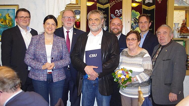 Die Kronacher CSU ehrte langj&auml;hrige Mitglieder. Das Bild zeigt (vorne von links) Stadtverbandsvorsitzenden Bernd Liebhardt, Ortsvorsitzende Angela Hofmann, MdB Hans Michelbach, Jubilar Franz Josef Wich, Stadtrats-Fraktionsvorsitzenden Jonas Geissler, die scheidende stellvertretende Ortsvorsitzende Mathilde Hutzl, stellvertretenden Ortsvorsitzenden Robert Wachter sowie Ehrenvorsitzenden Heinz Hausmann.