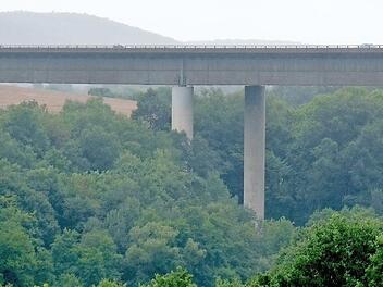 Die Brücke über dem Thulbatal stammt aus dem Jahr 1968.  Foto: Gerd Schaar