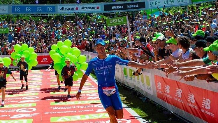 Euphorie pur beim Zieleinlauf bei Andreas Dreitz, der die Zuschauer abklatscht. Foto: pr