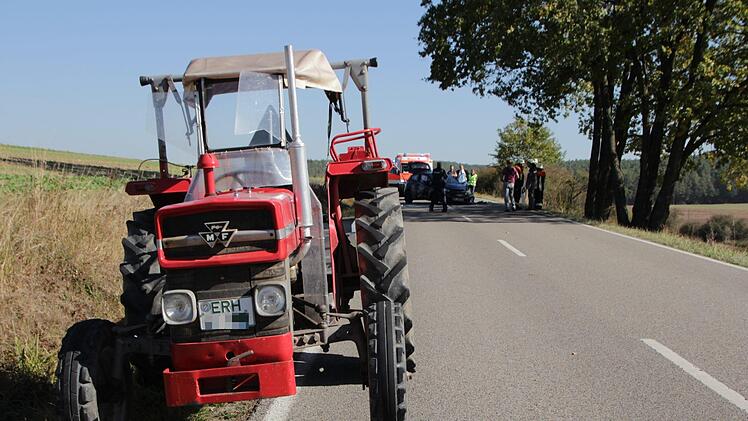 Zwischen Frimmersdorf und Dutendorf im Landkreis Erlangen-Höchstadt sind am Freitagmittag während eines Überholvorgangs zwei Pkw zusammengestoßen. Foto: Christian Bauriedel