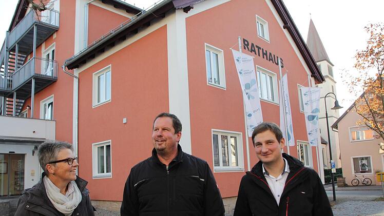 FW-Fraktionssprecher Günter Münch (Mitte) freut sich über seine beiden neuen Mitstreiter Jutta Köhler und Johannes Funke. Foto: Andreas Dorsch