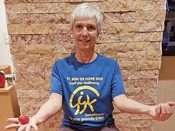 Fitness- und Yogacouch, Birgit Schmitt, vom Verein "Gemeinsam gegen Krebs" zeigt eine Achtsamkeitsübung mit Osterei.  Foto: K.- H. Hofmann