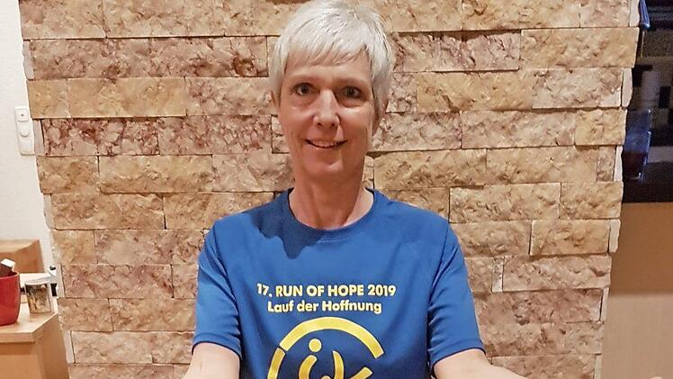 Fitness- und Yogacouch, Birgit Schmitt, vom Verein "Gemeinsam gegen Krebs" zeigt eine Achtsamkeitsübung mit Osterei.  Foto: K.- H. Hofmann