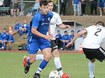 Dynamischer Antritt: Sebastian Heusinger (rechts) von der SG Stadtlauringen hat hier klar das Nachsehen gegen den Offensivdrang von Bad Kissingens Jan Krettek (links). Trotz eines Pausenrückstands gewann der FC 06 mit 6:3. Foto: ssp