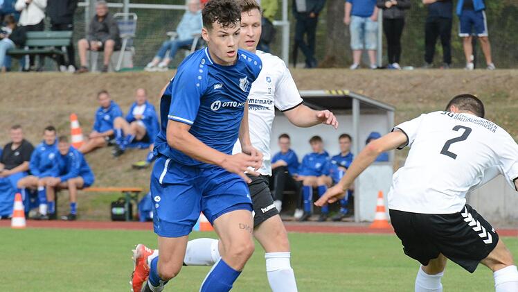 Dynamischer Antritt: Sebastian Heusinger (rechts) von der SG Stadtlauringen hat hier klar das Nachsehen gegen den Offensivdrang von Bad Kissingens Jan Krettek (links). Trotz eines Pausenrückstands gewann der FC 06 mit 6:3. Foto: ssp