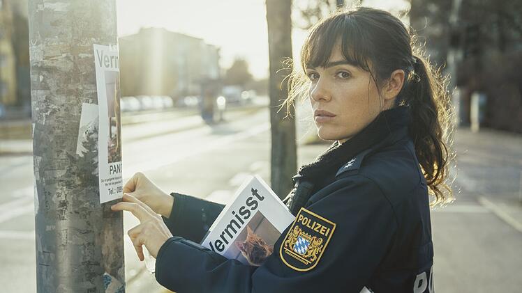 Einem breiten Publikum wurde Verena Altenberger als Kommissarin im Münchener "Polizeiruf 110" bekannt. Sie spielte die Rolle der Ermittlerin "Bessie" Eyckhoff leider nur über fünf Filme zwischen 2019 und 2023. Altenberger schied auf eigenen Wunsch aus dem Format aus, um flexibler Rollen annehmen zu können. Ihre Nachfolge trat Johanna Wokalek an.