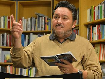 Wolfgang Wußmann liest und erklärt. Foto:  Ronald Rinklef