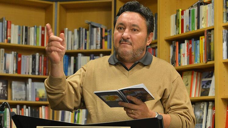 Wolfgang Wußmann liest und erklärt. Foto:  Ronald Rinklef