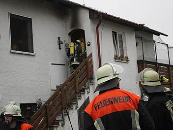 Bei einem Brand in einem Wohnhaus im Wachenrother Ortsteil Kleinwachenroth sind am Montagmorgen mindestens elf Katzen getötet worden. Fotos: Sebastian Martin