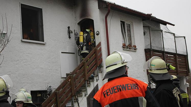 Bei einem Brand in einem Wohnhaus im Wachenrother Ortsteil Kleinwachenroth sind am Montagmorgen mindestens elf Katzen getötet worden. Fotos: Sebastian Martin