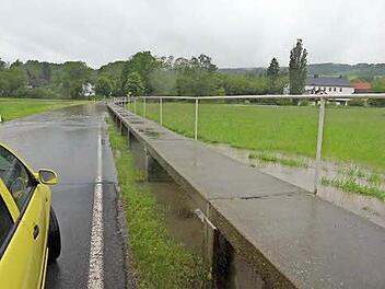 Land unter: Im Itzgrund musste nur die Straße zwischen Lahm und Hemmendorf gesperrt werden. Foto: Berthold Köhler