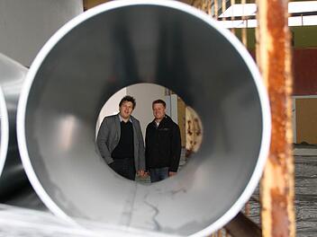 Eine moderne Lüftungsanlage und vor allem eine Industrie-Fußbodenheizung sorgt für möglichst saubere Luft in der Werkstatt.