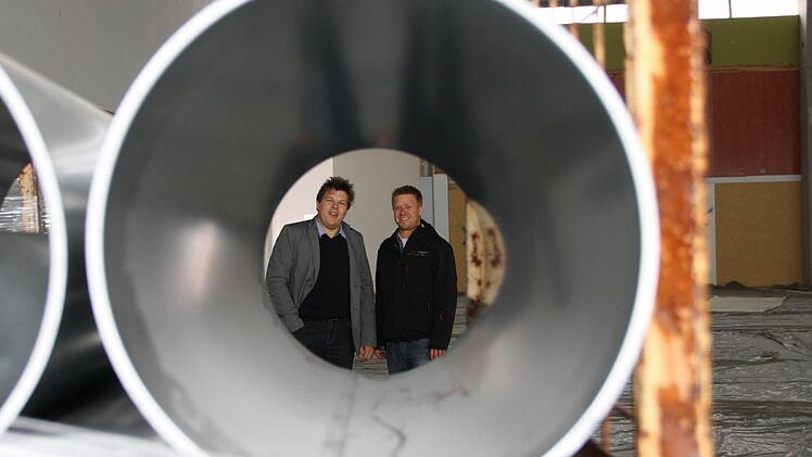 Eine moderne Lüftungsanlage und vor allem eine Industrie-Fußbodenheizung sorgt für möglichst saubere Luft in der Werkstatt.