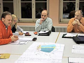 TBW-Geschäftsführer Peter Ruck erläuterte am Ratstisch den Plan und die Merhkosten. Während Annika Tischer protokollierte, lauschten die Bürgermeister Jochen Steppert und Robert Muckelbauer (im Bild von links) konzentriert. Foto: Ralf Kestel