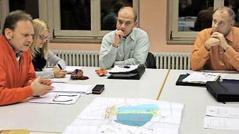 TBW-Geschäftsführer Peter Ruck erläuterte am Ratstisch den Plan und die Merhkosten. Während Annika Tischer protokollierte, lauschten die Bürgermeister Jochen Steppert und Robert Muckelbauer (im Bild von links) konzentriert. Foto: Ralf Kestel