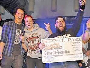 Die Gruppe "Cycoside" freut sich über den Gewinn des Bandcontests: (von rechts) Schlagzeuger Frank Bauernschmidt, Gitarrist Andre Müller, Sängerin Nathalie Dombrowski und Bassist Jörg Bergmann zusammen mit Sebastian Hümmer, Music School Kulmbach.  Foto: Stephan Stöckel