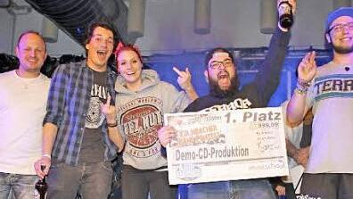 Die Gruppe "Cycoside" freut sich über den Gewinn des Bandcontests: (von rechts) Schlagzeuger Frank Bauernschmidt, Gitarrist Andre Müller, Sängerin Nathalie Dombrowski und Bassist Jörg Bergmann zusammen mit Sebastian Hümmer, Music School Kulmbach.  Foto: Stephan Stöckel