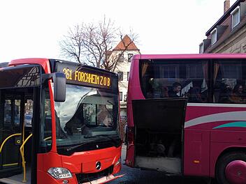 Der Linienbus (l.) erwischte den Schulbus hinten rechts, aus dem Leck lief Flüssigkeit. Foto: Ekkehard Roepert