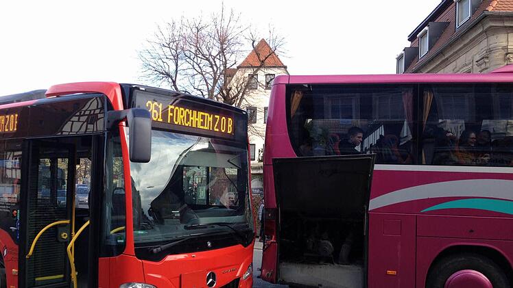 Der Linienbus (l.) erwischte den Schulbus hinten rechts, aus dem Leck lief Flüssigkeit. Foto: Ekkehard Roepert
