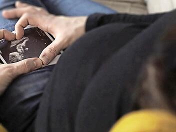 Wenn sich eine schwangere Frau für eine vertrauliche Geburt entscheidet, hat das nicht unbedingt etwas mit fehlender Liebe zu tun. Die Frauen sind schlichtweg überfordert und haben Angst, Verantwortung für ein Menschenleben zu übernehmen.  Symbolfoto: Sarah Dann