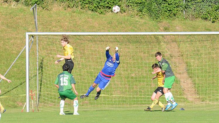 Szene aus dem Relegations-Hinspiel des FC Thulba (gelbe Trikots) gegen den TSV Forst (0:3). Foto: ssp