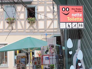 Wer in der Herzogenauracher Innenstadt mal dringend muss, kann bei "Bücher, Medien & mehr" eine nette Toilette finden.  Foto: Lena Alt