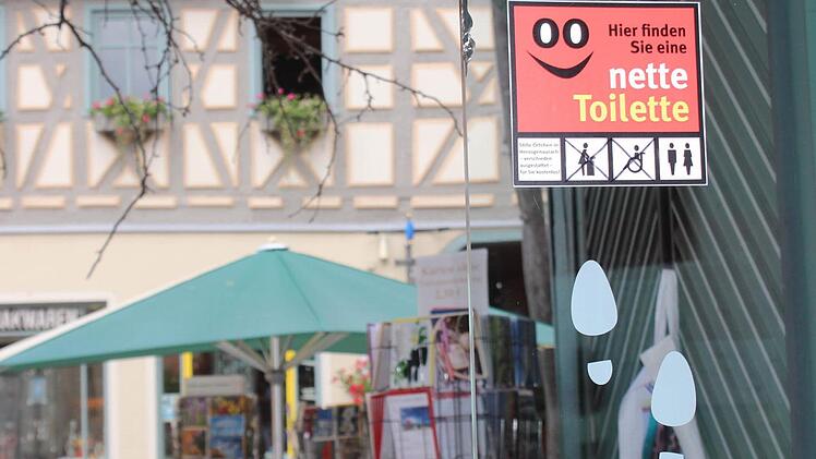 Wer in der Herzogenauracher Innenstadt mal dringend muss, kann bei "Bücher, Medien & mehr" eine nette Toilette finden.  Foto: Lena Alt