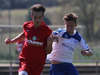 In der Schlussphase nahm Baiersdorf noch einmal Fahrt auf. Marco Joachim (li.) und Emre Uluca beharken sich. Foto: Uwe Kellner