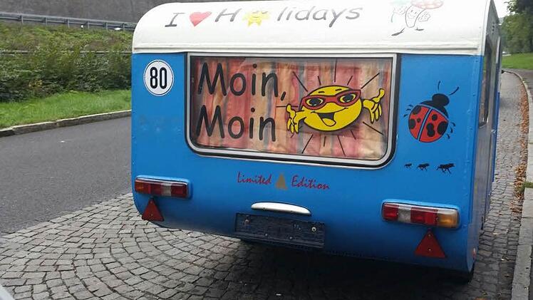 Zuletzt gesehen wurde der Wohnwagen am Parkplatz "Grenzwald Buckel" bei Bad Brückenau. Fotos: privat