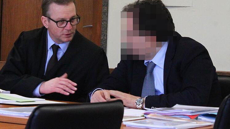 Der Angeklagte im Gespräch mit seinem Rechtsanwalt, Ulrich Spieß aus Schweinfurt. Foto: Jürgen Gärtner