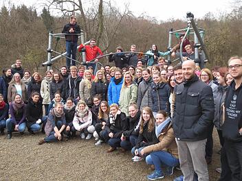 Referendare aus ganz Bayern haben sich im Schullandheim Bauersberg das notwendige Rüstzeug geholt, um mit Schülern Wanderungen und Fahrten unternehmen zu können.  Foto: Marion Eckert