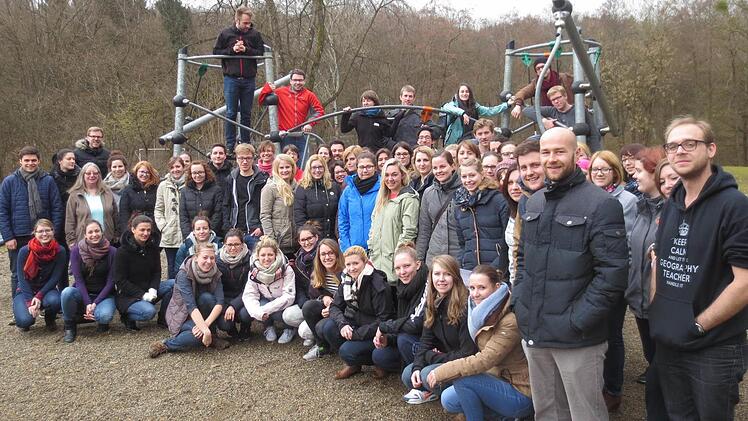 Referendare aus ganz Bayern haben sich im Schullandheim Bauersberg das notwendige Rüstzeug geholt, um mit Schülern Wanderungen und Fahrten unternehmen zu können.  Foto: Marion Eckert