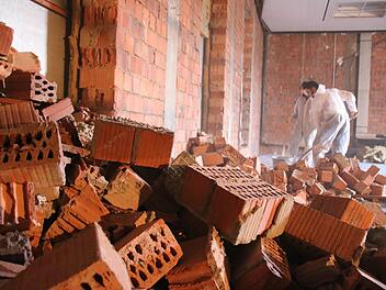 Die Löcher für neue Fenster und Türen sind bereits ausgestemmt, derzeit wird der Bauschutt aufgeräumt. Foto: Ralf Ruppert