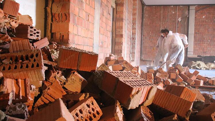 Die Löcher für neue Fenster und Türen sind bereits ausgestemmt, derzeit wird der Bauschutt aufgeräumt. Foto: Ralf Ruppert