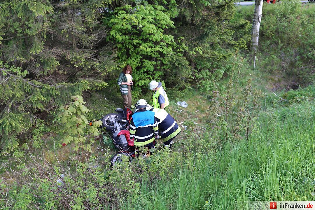 Motorradfahrer kommt von Fahrbahn ab und stuerzt Boeschung hinab