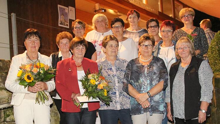 Seit 50 Jahren besteht die Gymnastikabteilung, darunter sind viele Gründungsmitglieder die heute noch aktiv sind und sich fit halten.