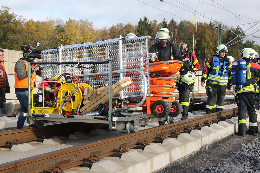 Coburg: Üben für den Ernstfall – Rettungskräfte und Statisten stellen ICE-Katastrophe nach