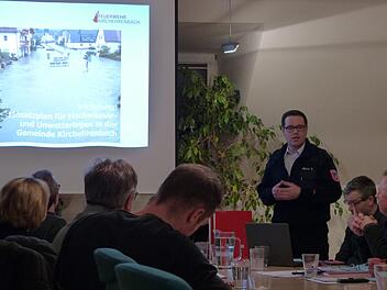 Der Feuerwehrkommandant Sebastian Müller erläutert den Hochwasserplan. Foto: Pauline Lindner