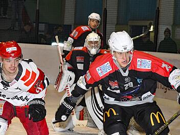 Das Zähnefletschen geht in die dritte Runde: Unser Bild zeigt das Kissinger Trio um Domantas Cypas (vorne), Goalie Donatas Zukovas und Niko Grönstrand.Hopf