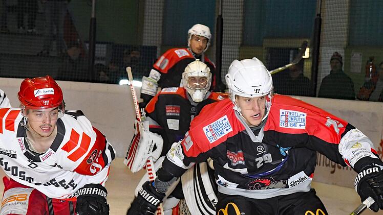 Das Zähnefletschen geht in die dritte Runde: Unser Bild zeigt das Kissinger Trio um Domantas Cypas (vorne), Goalie Donatas Zukovas und Niko Grönstrand.Hopf