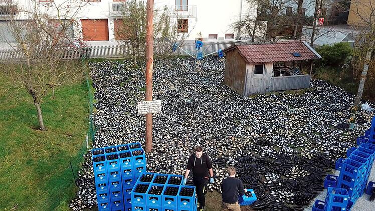 Mitglieder des Burschenvereins stapeln auf dem Grundstück eines Hauses Bierkästen und verteilen das Leergut im Garten. Zu sehen ist der Aufbau des kuriosen Hochzeitsgeschenks seit dem 05.06.2018 in einem Facebook-Video, das bereits über 80000 Aufrufe hat. Stundenlang hatten Hochzeitsgäste und Mitglieder des Grasbrunner Burschenvereins an der «Überraschung» für das Hochzeitspaar gearbeitet. Die Kisten und Flaschen waren das Hochzeitsgeschenk der Vereinsmitglieder, rund 4000 Euro soll das Braut...