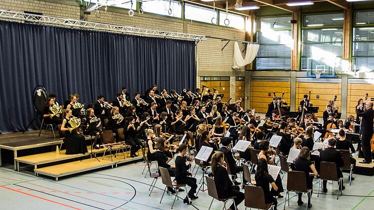 Begeisterten Beifall gab es beim Gastspiel des Jugendsymphonieorchesters Oberfranken in der Frankenhalle Neustadt. Umjubelte Solistin unter der Leitung von Till Fabian Weser war die junge Hornistin Sophia Reuter.Foto: Jochen Berger