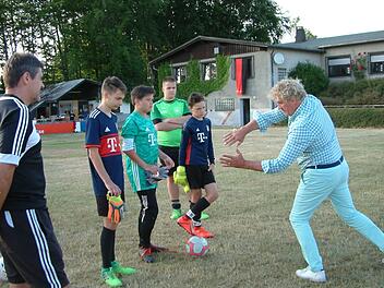 Jean-Marie Pfaff (rechts) in seinem Element bei der Torwartschulung in Hirschfeld.  Fotos: Hans Franz