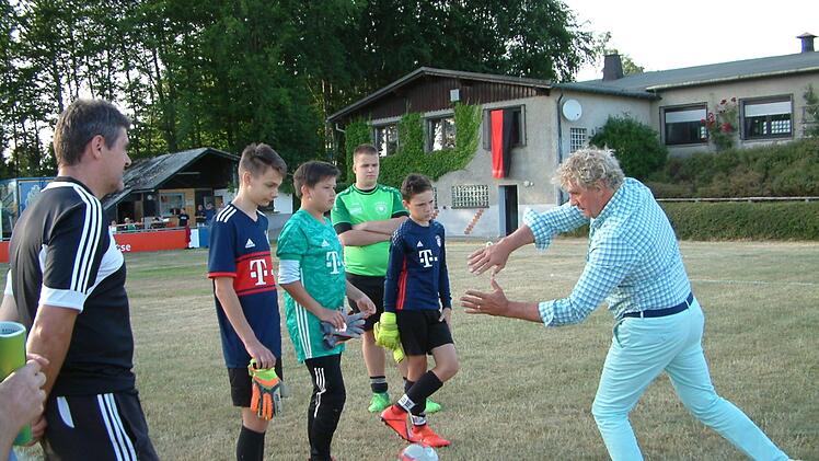 Jean-Marie Pfaff (rechts) in seinem Element bei der Torwartschulung in Hirschfeld.  Fotos: Hans Franz