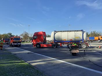 A3 im Landkreis Kitzingen: LKW verliert Gefahrstoff - mehrere Einsatzkräfte im Einsatz